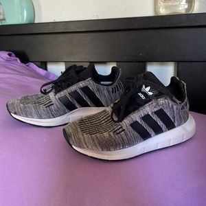 Adidas running shoes size: 11 toddler